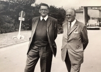 Jiří Malášek st. (vpravo) s katolickým knězem ThDr. Alexandrem Heidlerem ve městě Königstein im Taunus (Výroční konference Kirche in Not) v první polovině sedmdesátých let  