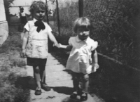 The witness with her cousin Broněk around 1936