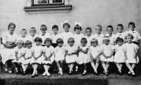 The witness with children from the Polish kindergarten around 1938
