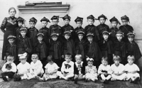 The witness (third from the right in the middle) with children from Polish kindergarten aroun 1938
