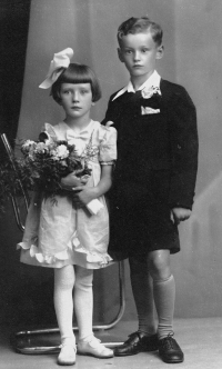 The witness with her cousin Broněk around 1939