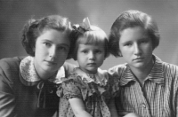 Halina Žyłová with her younger sisters around 1948