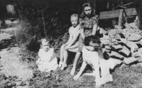 The witness (completeley on the left) with her cousin and dog Brok around 1943