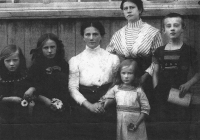 The witness with her sister, mother and other relatives around the end of the 1940s