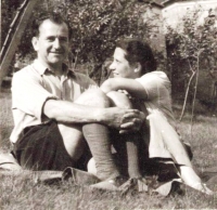Jiří Poláček´s parents in Sadská in summer 1945