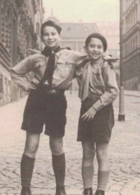 Jiří Poláček s bratrem před odjezdem na skautský tábor v roce 1947