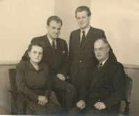Karel (vpravo) s rodiči a bratrem