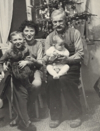 Stanislava Langerová s dětmi a tchánem Josefem, 1962