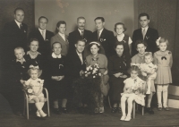 Svatba Vincence a Stanislavy Langerových, po levé straně sestra Marie Hrdinová s manželem a dětmi, bratr Josef s manželkou, rodiče, 1956