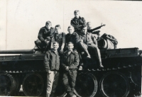 Tadeusz Oratowski (on top and second from left) with his soldiers from the tank platoon.