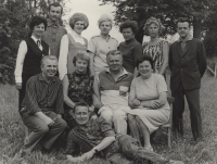 Vincenc Langer (dole) s učitelským sborem v Libchavách, 70. léta