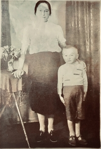 Witness Anton Kašička with his mother Gizela during their stay in the Protectorate