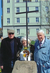 Obnovený kříž v pražské Libni na rohu ulic Zenklova a Prosecká. Josef Tomášek (vlevo) s bratrem Václavem a jeho manželkou (2015)