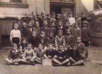 IV. třída měšťanky na Palmovce ve školním roce 1945/46. Josef Tomášek je ve 2. řadě shora, 4. zprava
