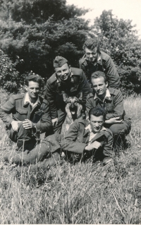 Josef Tomášek (ležící) s kolegy z Pohraniční stráže, konec 50. let 20. století