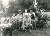 Josef Tomášek v podřepu s manželkou Zdeňkou (za ním), synem Filipem (vpravo) a známými na chalupě u Tachova, 70. léta 20. století
