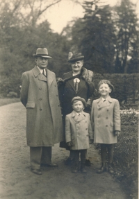 Josef Tomášek (uprostřed) s bratrem a prarodiči na přelomu 30. a 40. let 20. století