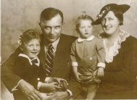 Josef Tomášek (druhý zprava) s rodiči a bratrem na konci 30. let 20. století