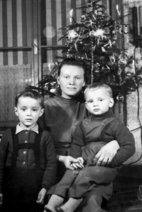 Pavel Záleský (left) with his mother and brother Petr at Christmas without his imprisoned father / 1958