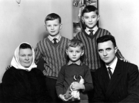 Pavel Záleský with his parents and younger brothers / 1967