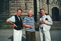 Oldřich Jelínek with Oswald Kopal and a friend in 1994 in Chrudim on Ressel Square
