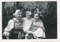 S maminkou (vlevo) a s maminčinou sestrou, 1945