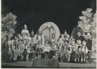 Jana Hrabětová na vánočním vystoupení (dítě uprostřed), 1946