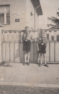 V kroji Jungvolk se spolužákem, pamětník vlevo, 1938