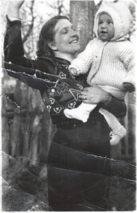 Mária, provdaná Mikulášová, jako dvouletá s maminkou Emou Roštárovou, Slovenská Lúpča 1942