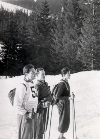 Výcvik na lyžích místo vojenské služby, pamětník uprostřed, Liptovský Mikuláš 1954