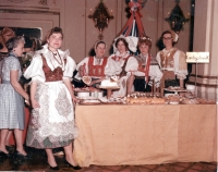 Vlevo Jarmila Vogel (prezidentka Masarykova klubu v Bostonu) s krajankami reprezentují Československo na Mezinárodním plese v Bostonu, Boston, USA 1968