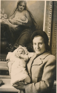 Jana Hrabětová with her mum, 1943