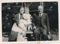 S matčinými rodiči, u kterých vyrůstala, 1943