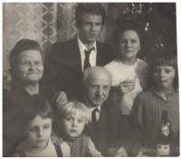 Emília Sasinová s rodinou na Vánoce