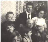 Emília Sasínová s rodinou na Vánoce (druhá foto)