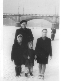 Zamrzlá Vltava v Praze: zima 1950–1951. Na fotografii sourozenci Anna, Václav a Milena