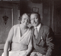 Božena a Josef Mikulášovi, rodiče, desáté výročí sňatku, Praha 1931