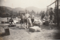 Vykládka kufrů, tábor v Hodruši, 1950