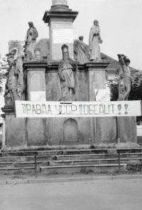 Protiinvazní nápisy na stříbrském náměstí, srpen 1968
