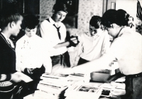 Božena Beňová (první zprava) ve svém prvním zaměstnání ve slovenských Bežovcích, 1972