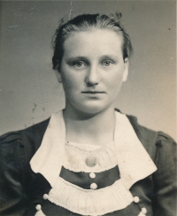 Mária Kratková, rozená Kenderešová, matka Boženy Beňové, cca 1946