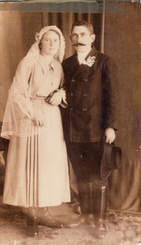 Wedding photo Mária's parents József and Terézia, year 1925