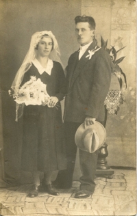 Svadobná fotografia rodičov, Foldes Vince, Mészáros Anna, 1934, Hamuliakovo