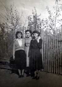 Jiřina Žerebná (left) with her sisters