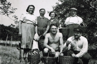 Na návštěvě u Míčů v Bramborách, Anna Míčová druhá zleva, Čeněk Míča první zprava, dole František Hovora, 1950