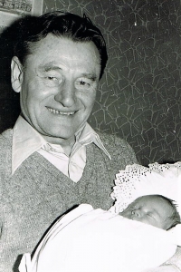 Tatínek František Hovora s vnučkou Terezkou, 1979