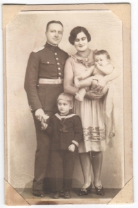 Antonín Sekyrka - father Ota as a child with his parents and younger brother Zdeněk in 1928

