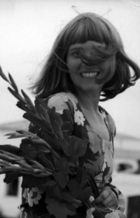 Lída wearing a wig, 1972 