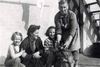 Zleva Lenka s maminkou a sestrou u paní Míčové v Bramborách u Čáslavi, 1958