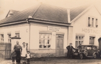Hospoda v Bříšťanech, zleva Josef Mervart, otec Josef Mervart, matka Zdeňka Marvartová, roz. Lelková, a sestra Zdeňka, Bříšťany, 1937.